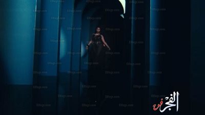 مغنية شهيرة تقبل زميلها في كواليس تصوير كليبها الجديد (صورة)