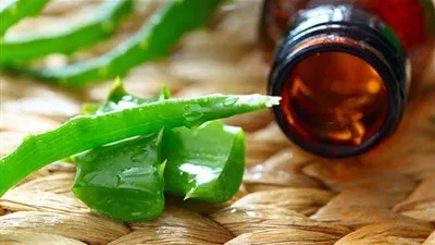 إليك طريقة بسيطة لتحضير سيروم الحناء والصبار لعلاج الشعر التالف