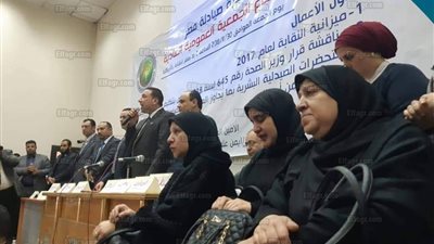 والدة الشهيد أحمد طه تطالب بالقصاص.. ونقيب الصيادلة يقبل رأسها (صور)