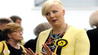 نائبة بريطانية تستعرض مهاراتها في كرة القدم داخل البرلمان (فيديو)