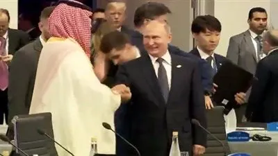 مصافحة حارة بين محمد بن سلمان وبوتين (فيديو)