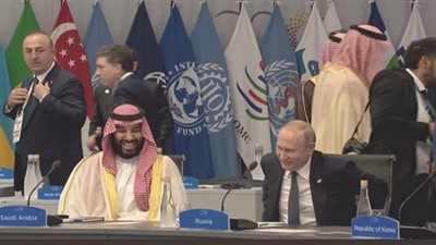 وزير خارجية تركيا يسترق السمع لحديث ولي العهد وبوتين (فيديو)