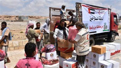 الهلال الأحمر الإماراتي يوزع مساعدات غذائية في محافظة أبين
