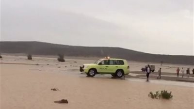 انتشال جثة طفل والبحث عن اثنين آخرين فُقِدا بسيول وادي سما بينبع