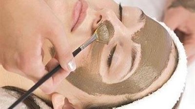 لصاحبات البشرة الدهنية.. طريقة تحضير ماسك الموز (فيديو)