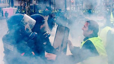 ارتفاع عدد المتظاهرين الذين اعتقلتهم الشرطة الفرنسية بباريس إلى 81 شخصا (صور)