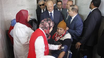 محافظ القاهرة يتفقد المركز الطبي بالنزهة الجديدة لمتابعة مبادرة 100 صحة (صور)