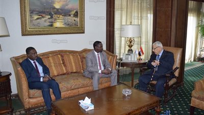 مكرم محمد يجتمع بوزير الإعلام السوداني.. 4 بنود للتعاون بين البلدين (صور)