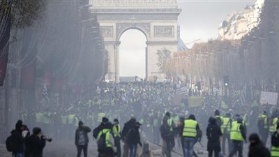 عاجل.. إضرام النار في أحد المصارف قرب قصر الإليزيه