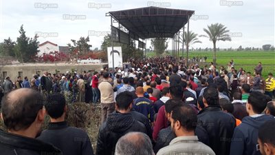 أهالي دمياط يشيعون جنازة 