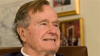 وفاة جورج بوش الأب توقظ ذكرى 