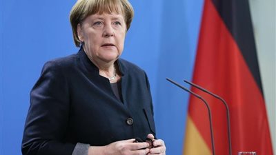 ميركل تقترح لقاء بوتين لحل الأزمة الأوكرانية