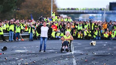 الحكومة الفرنسية تدعو المحتجين السلميين إلى التفاوض