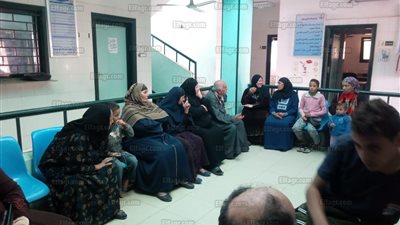 كبار السن يتصدرون طوابير ثاني أيام 