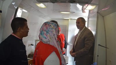 محافظ البحر الأحمر يتفقد سيارات المسح الخاصة بالحملة القومية للكشف عن فيروس سي داخل الديوان العام (صور)