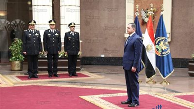 وزير الداخلية يشهد مراسم تخريج دفعة من الضباط المتخصصين بكليه الشرطه