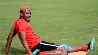 أجايي يشارك في جزء من مران الأهلي الجماعي