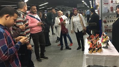 لارتدائها الزي المصري.. إحدى العارضات بـ