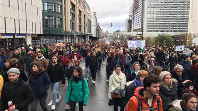 عشرات الآلاف يتظاهرون ضد سياسات المناخ في بروكسل