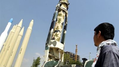 رغم العقوبات.. الملالي يخترق الحظر بصاروخ باليستي (فيديو)