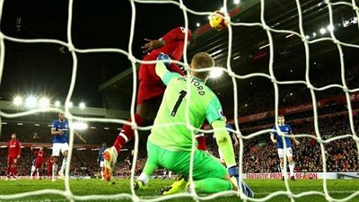 حارس إيفرتون يعتذر عن كارثة ليفربول