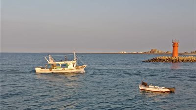 استمرار البحث عن مركب صيد غرقت بخليج السويس وعلى متنها 13 صيادا