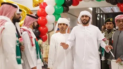 عاجل - السعودية| العلمان السعودي والإماراتي يتعانقان في مطار أبها
