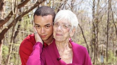 بالصور.. قصة حب عنيفة تنتهي بزواج شاب من عجوز 