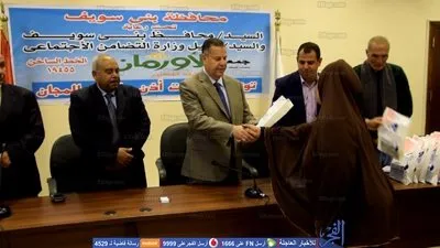 محافظ بني سويف يّسلم 30 سماعة أذن طبية للحالات الأولى بالرعاية (صور)
