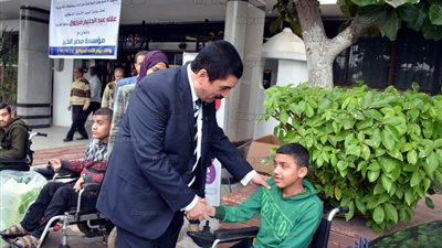 محافظ القليوبية يوزع 18 كرسي كهربائي متحرك على المعاقين بالتعاون مع مصر الخير (صور)