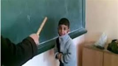 مدرس يكسر قدم طالب بالمحلة.. والتعليم: يعانى من مرض نفسي