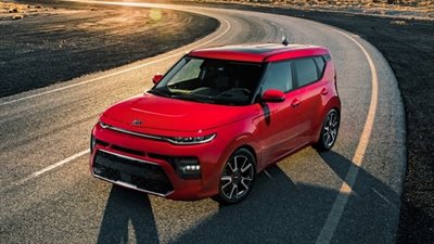 كيا تكشف عن سيارتها 