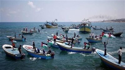 إصابة عشرات الفلسطينيين بعد استهداف الاحتلال لمسيرة بحرية