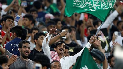 وفاة والد لاعب كرة قدم سعودي أثناء مؤازرة ابنه في المدرجات (صور)