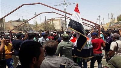 عاجل.. متظاهرون في البصرة يرشقون موكب وزير المالية بالحجارة 