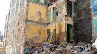 انهيار جزئي لعقار سكني في منطقة الخليفة
