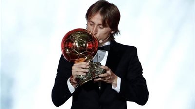 مودريتش يفوز بجائزة أفضل لاعب في العالم لسنة 2018 (فيديو)