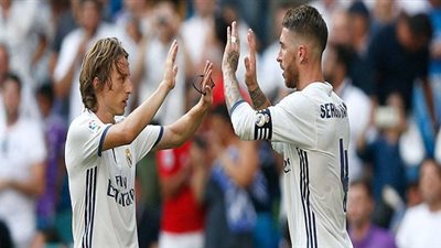 راموس يغني لفوز مودريتش بجائزة الكرة الذهبية (صورة)