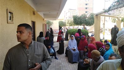 سيدة تضع مولودها داخل سيارة حملة 