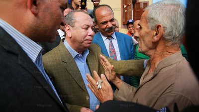 محافظ كفرالشيخ يلتقى بأهالي برج مغيزل ويستمع لطلباتهم  (صور) 
