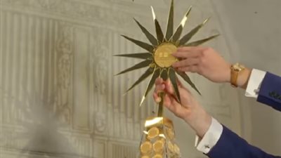 شركة ألمانية تصنع أغلى شجرة كريسماس في العالم.. بـ 41 مليون جنيه (فيديو)