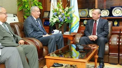محافظ كفر الشيخ يناقش المخزون الإستراتيجي وتوزيع اسطوانات الغاز