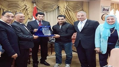 وزير الشباب يسلم محمد إيهاب جائزة أفضل إنجاز رياضي عربي