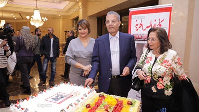 لحظة تقطيع تورتة مذكرات الكاتب الصحفي عادل حمودة (فيديو وصور)