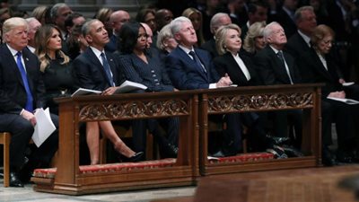 ترامب يتجنب مصافحة كلينتون وزوجته بجنازة بوش الأب (بالفيديو)