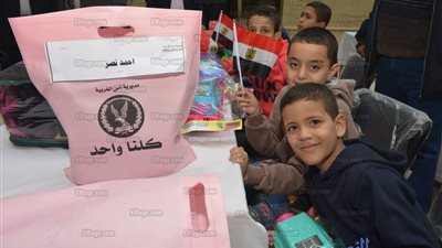 مدير أمن الغربية يوزع بطاطين وملابس على الأطفال الأيتام بالمحلة الكبرى (صور)