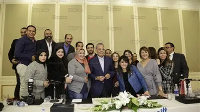 صور تذكارية لـ عادل حمودة مع محبيه بعد توقيع مذكراته 