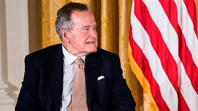 هذه الجملة أخر ما نطق به جورج بوش الأب قبل رحيله