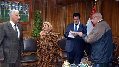 محافظ القليوبية لبائعة البرسيم المتعدي عليها: 