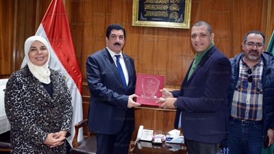 محافظ القليوبية: الكشف الطبى على 4 آلاف مواطن في أول قافلة طبية للأمراض الجلدية والتناسلية بطوخ (صور)